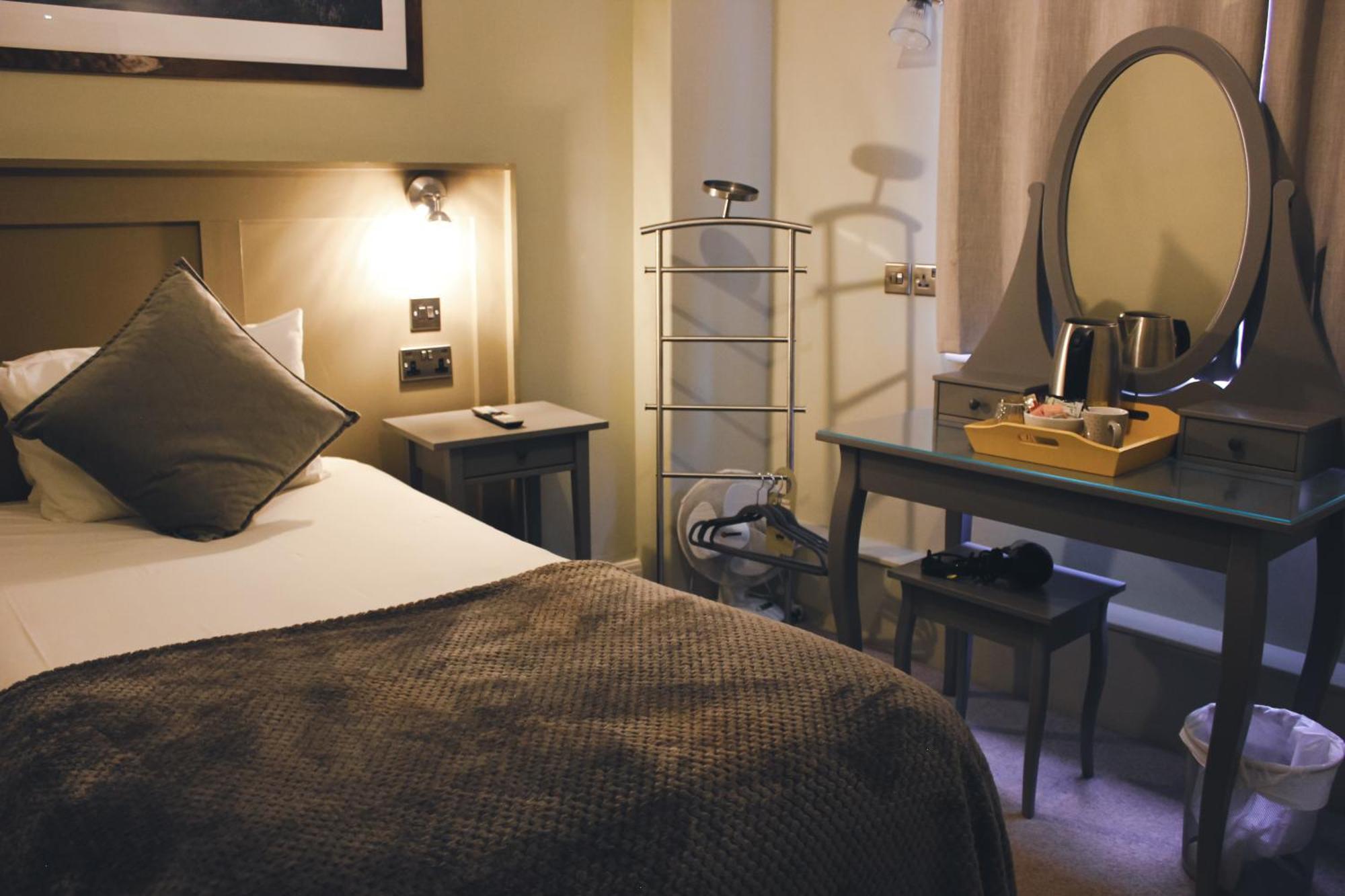 The Kings Arms Hotel สวินดอน ภายนอก รูปภาพ